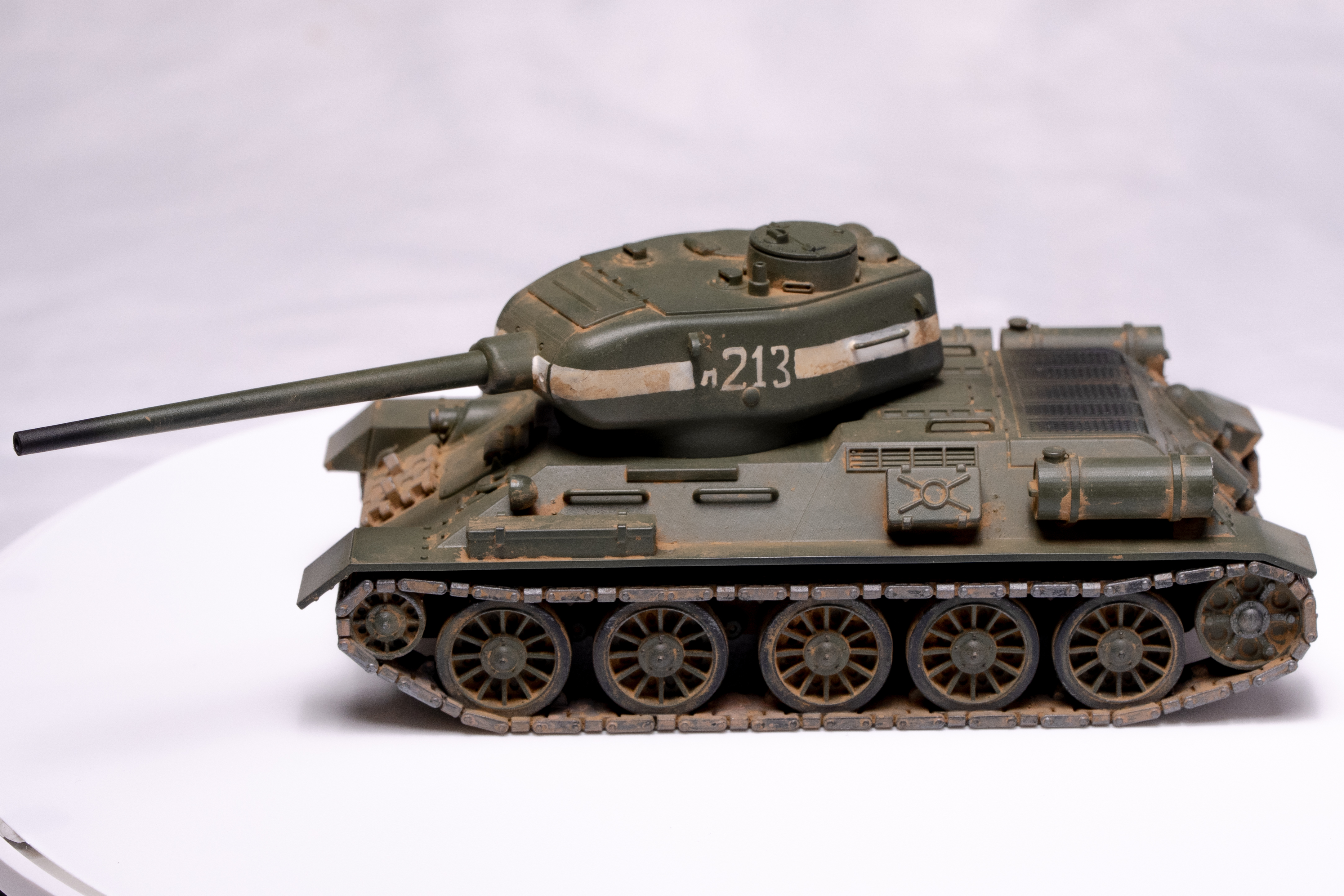 T-34-85 scale model, studio photo 2