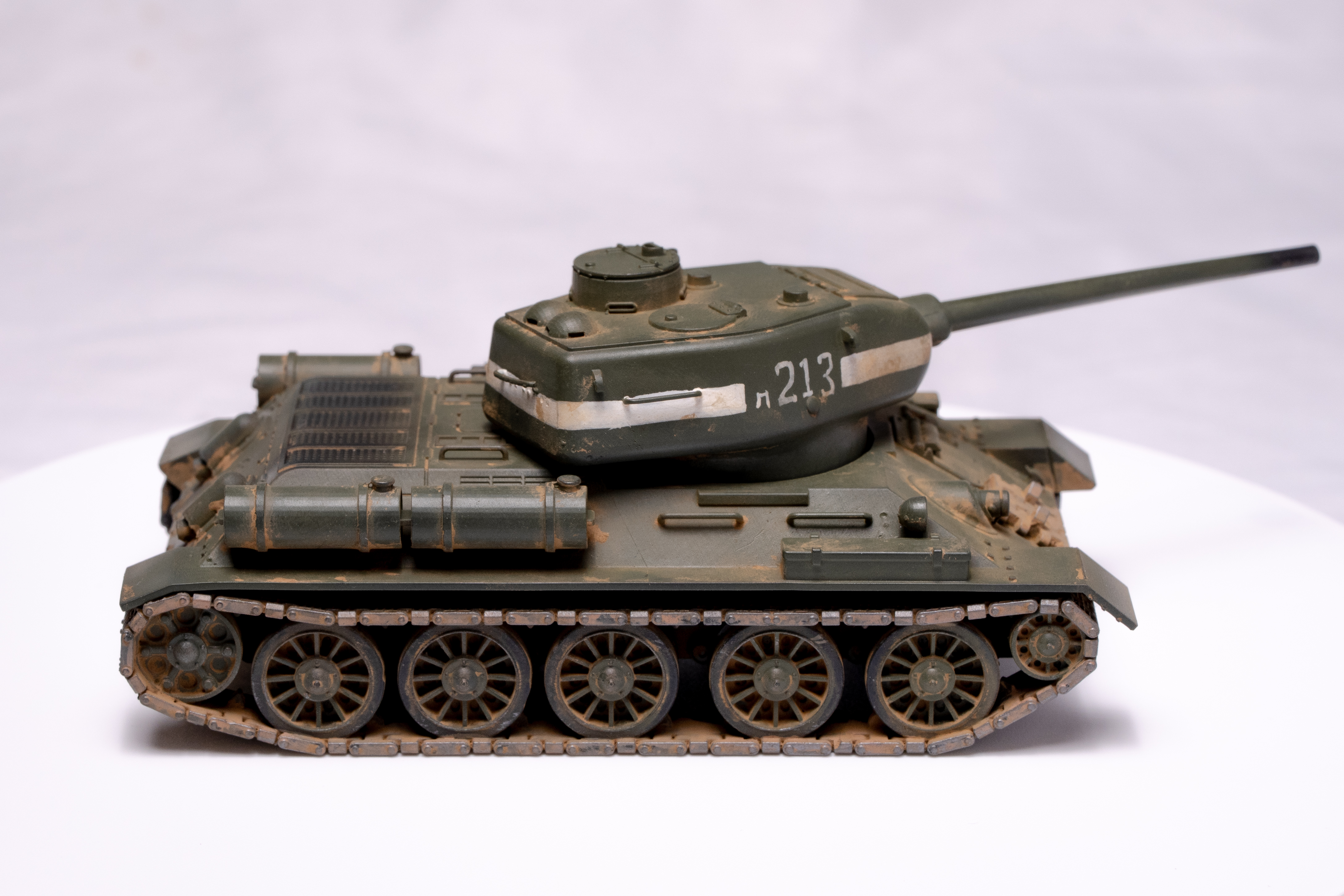 T-34-85 scale model, studio photo 3